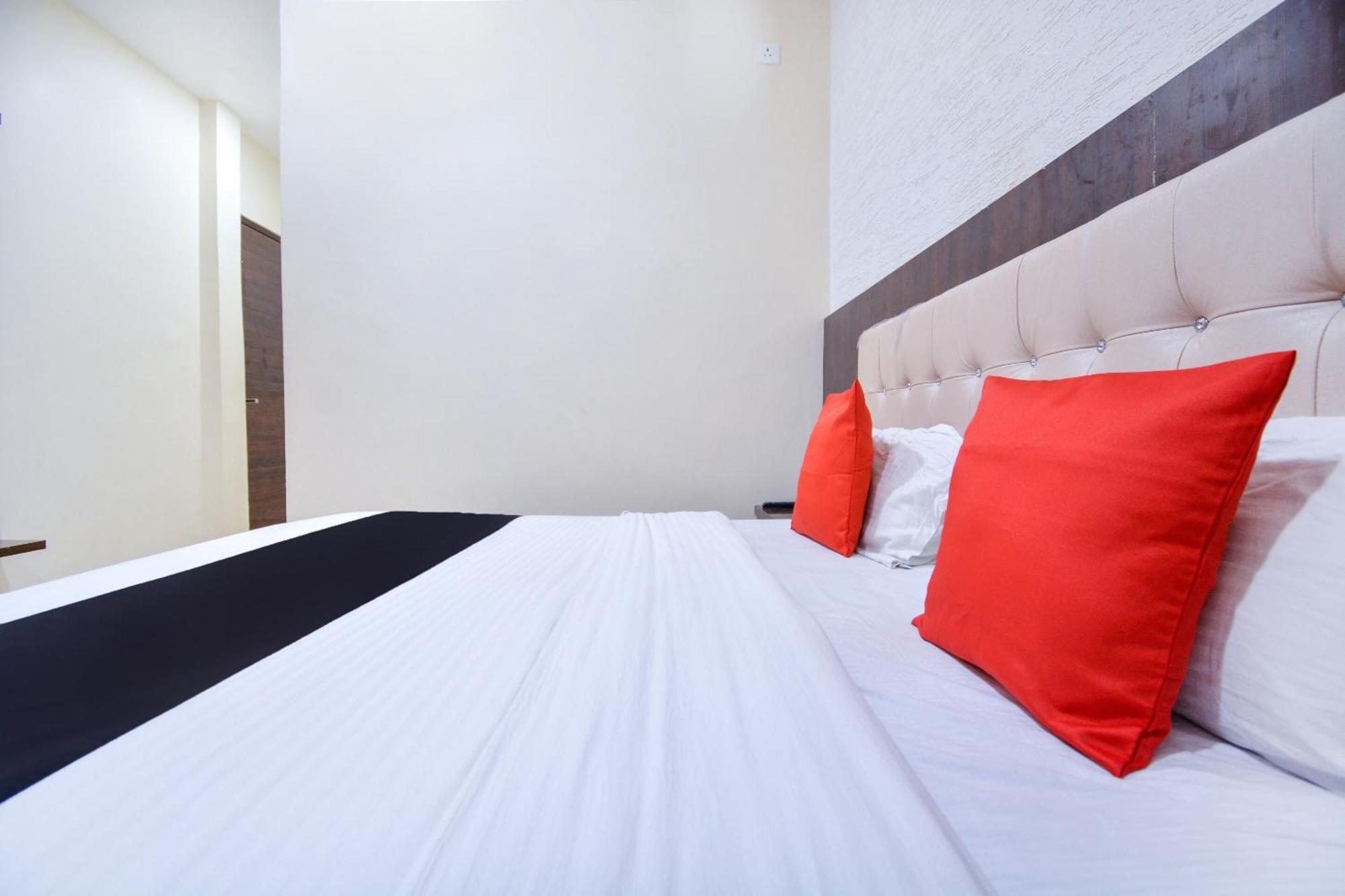 Capital O Moments Inn Amritsar Esterno foto