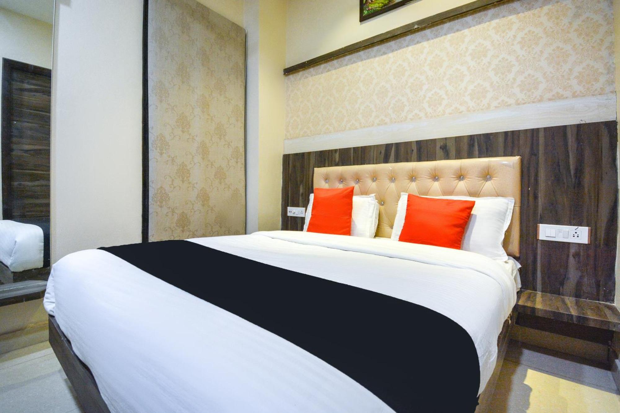 Capital O Moments Inn Amritsar Esterno foto